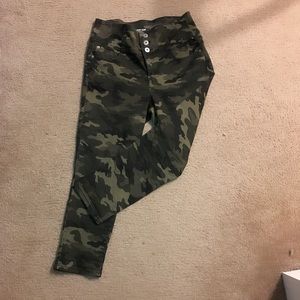Ultra high rise camo ankle/crop skinny jean